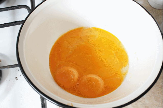 Olas dzeltenumus puto līdz tie... Autors: gardumsēd Mājas tortes MINI versija
