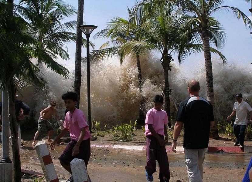 Pirmais cunamī vilnis Indijas... Autors: uibis Desmit gades ievērojamākie foto 1.daļa