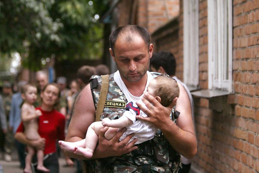 Krievijas policists iznes no... Autors: uibis Desmit gades ievērojamākie foto 1.daļa