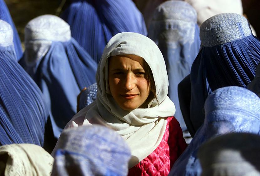 Jauna afgāņu meitene parāda... Autors: uibis Desmit gades ievērojamākie foto 1.daļa