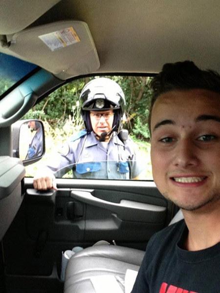 Policista selfijs Autors: strungforever 26 foto, kas pierāda, ka ''selfijs'' ir aizgājis par tālu