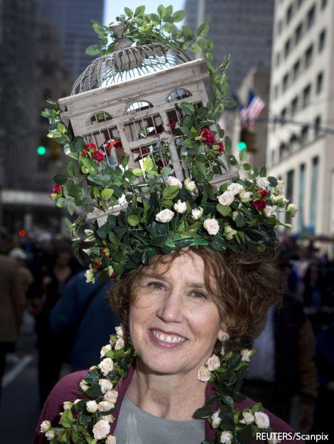  Autors: happiinness Ņujorkā norisinājās ikgadējā ekstravaganto cepuru parāde