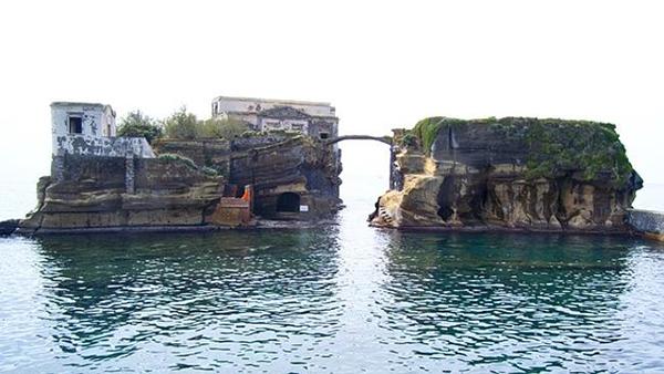 Neapoles piekrastē Itālijā... Autors: pofig Sešas pasaulē dīvainākās salas