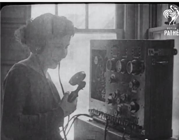 Sievietei uz ielas nav... Autors: Werkis2 Mobilais telefons 1922. gadā un laika ceļotāji?