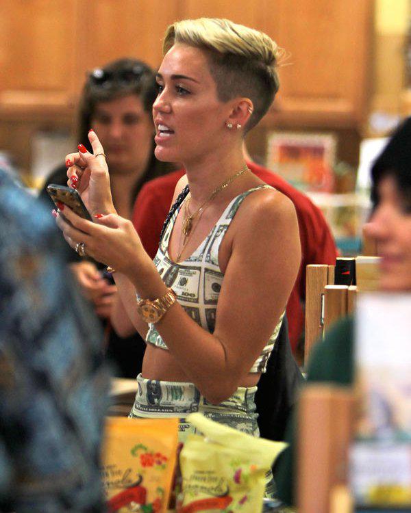 Arī Miley Cyrus ir Iphone fane Autors: ghost07 Kādus viedtālruņus lieto slavenības?
