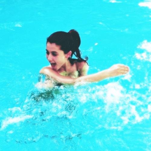 Arianai patīk peldēt Autors: Slimiķe Ariana Grandee Faktiņi! :)