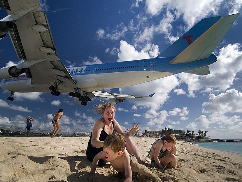  Autors: BodyBoard Pludmale, kurā lidmašīnas lido virs galvas!