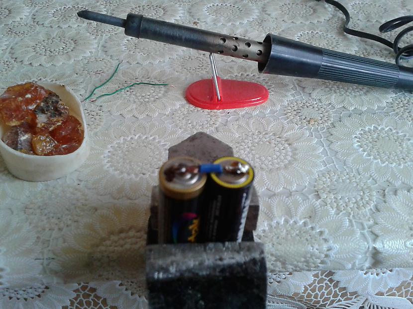 Vajag savienot baterijas ar... Autors: Tim3D Mini džedaju zobens