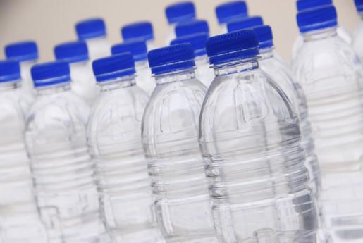 7 Plastmasas trauki pudeles... Autors: Fosilija 10 ikdienā lietotākie produkti, kas iznīcina vīriešu dzīvības sulu