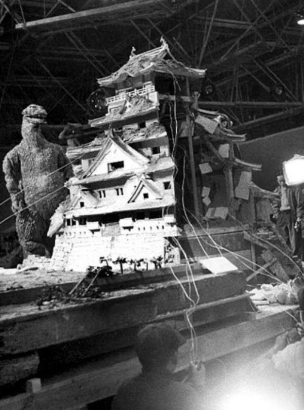 Godzilla Autors: im mad cuz u bad Populāru šausmu filmu aizkadri