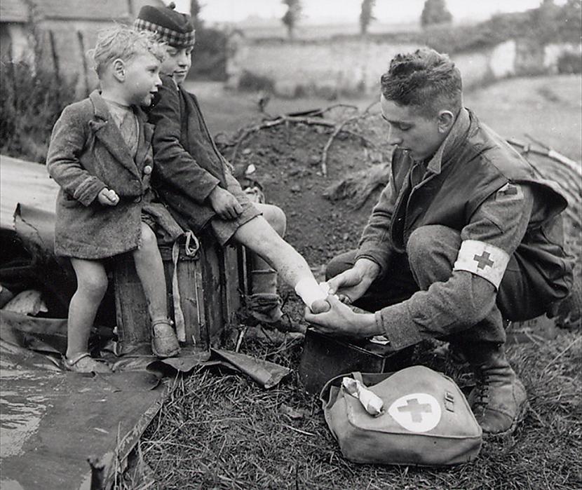 Mediķis aprūpē ievainota bērna... Autors: kaķūns 40 aizkustinoši foto par kara tēmu