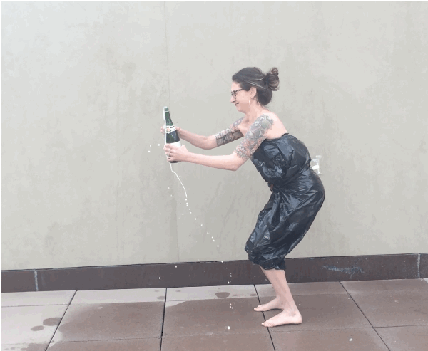  Autors: im mad cuz u bad Viņi attēlo populāro Kimas Kardašjanas pozu ar šampānieša glāzi! GIFs