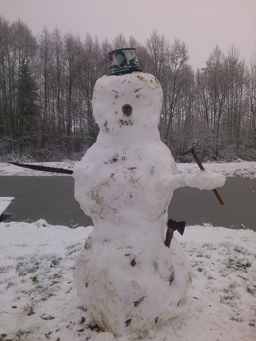 Sniegavīrs kareivisnbspukp Autors: krisss28 Izbaudot pirmo sniegu!