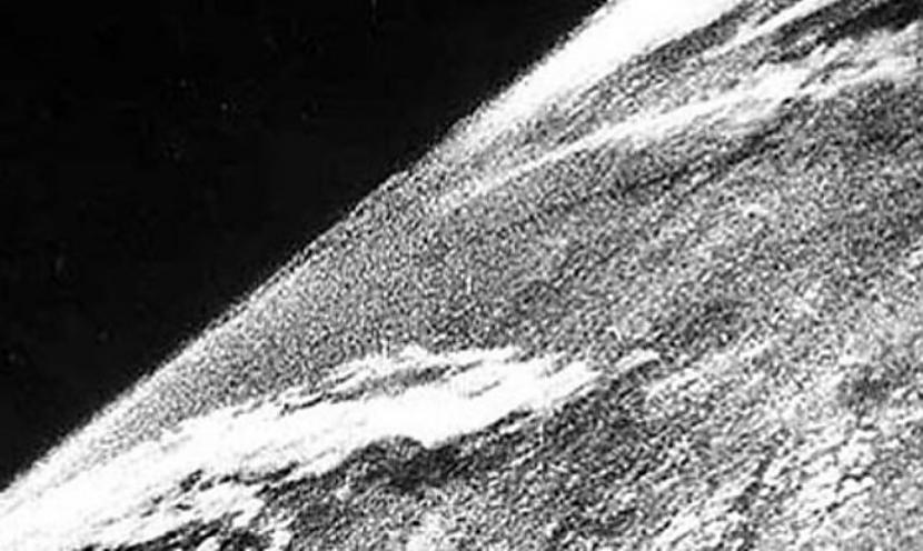 Pirmais foto no kosmosa ar... Autors: kaķūns 10 pasaulei svarīgi notikumi PIRMOREIZ un TAGAD