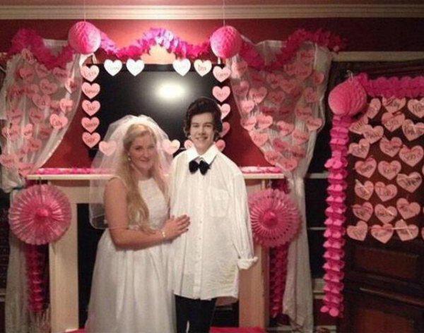 Lūk tad arī pascaronas kāzas... Autors: EV1TA Apprecējies Harijs Stails no One Direction.