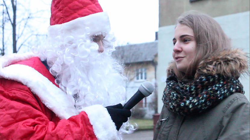  Autors: SideStep Kā Jelgavā reaģē satiekot Z-Svētku Vecīti? VIDEO