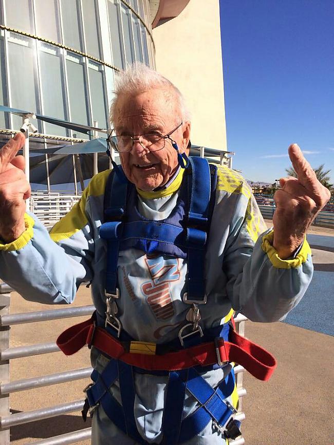 92 gadus vecais onkulis veica... Autors: Neticamaiss 20 seniori, kuri reāli izbauda dzīvi. Gribētu tādas vecumdienas!