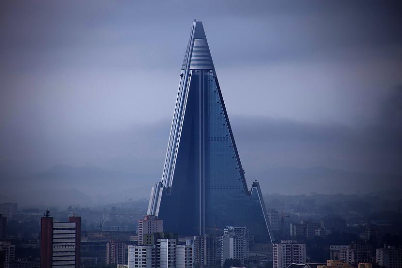 nbsp nbspTaču 1992gadā darbi... Autors: Mao Meow Ryugyong viesnīca–Ziemeļkorejas varenības simbols, kas demonstrē pilnīgi pretējo