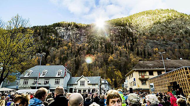 Rjukanā dzīvo aptuveni 3000... Autors: Ediiijsss Pilsēta, kas uzbūvēja savu sauli!