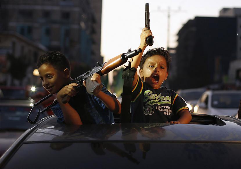 Palestīniescaronu zēni tur... Autors: Mūsdienu domātājs 2014. gada 30 spēcīgākie foto