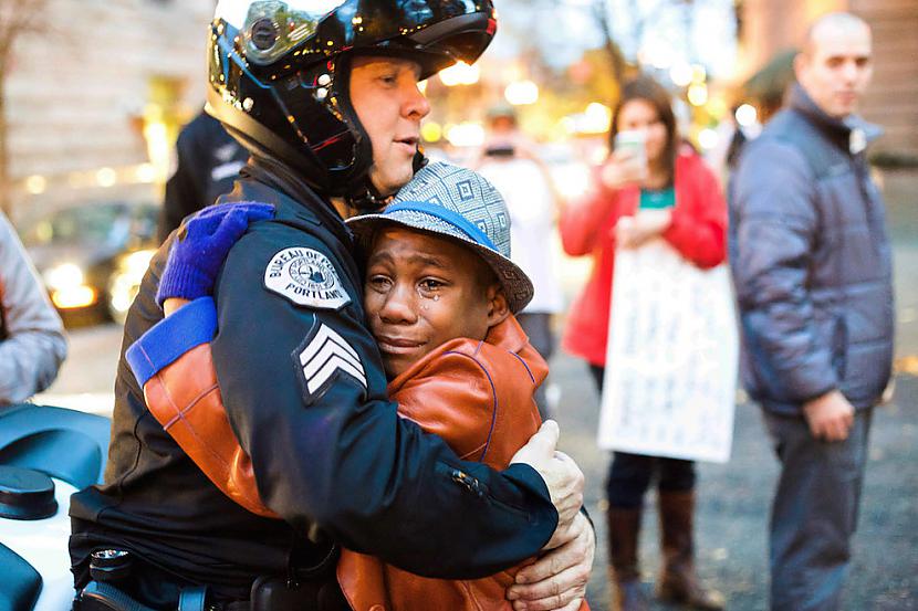 Portlandes polists Sgt Bret... Autors: 3FckingUnicorns 2014.gada spēcīgākās bildes.
