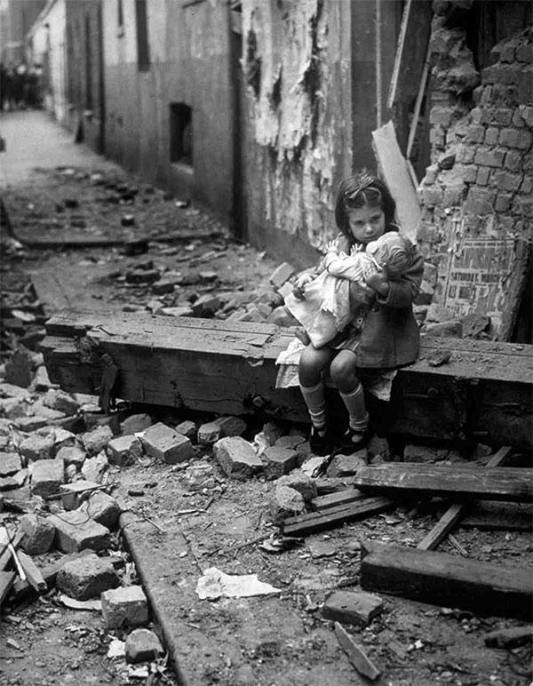 Meitene ar lelli sēž pie savas... Autors: kaķūns 15 vēstures fotomomenti