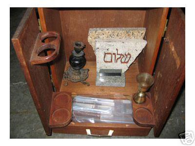 The dybbuk box  2001 gadā... Autors: roma005 10 nolādēti priekšmeti kuri vēl joprojām eksistē.