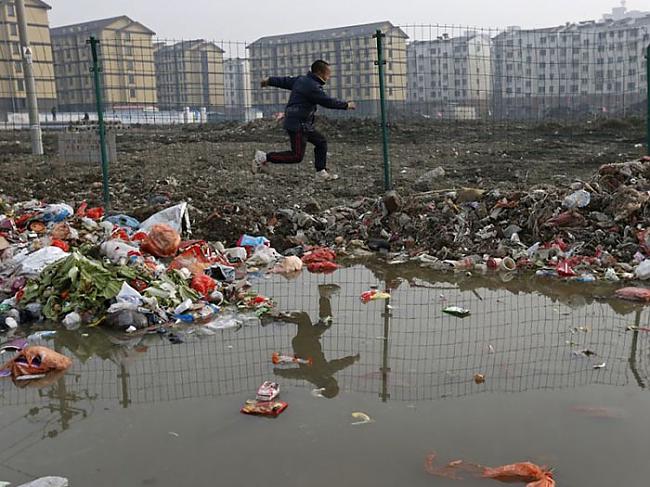 Puisītis lec pāri atkritumiem... Autors: Lords Lanselots Tev tas jāredz!!! Briesmīgais vides piesārņojums Ķīnā!!!
