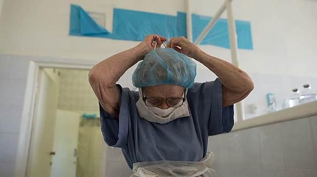 Krievijānbspsievietes... Autors: Mrhaha Vecākā krievu ķirurģe: 87 gadi un joprojām operē