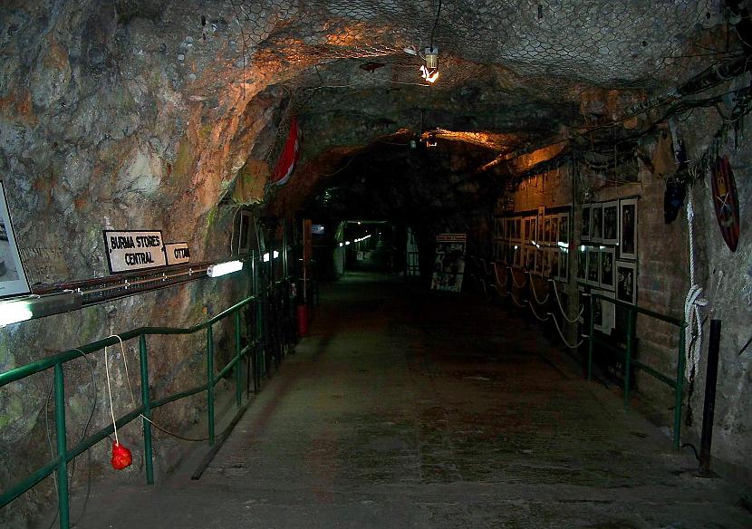 Otrā pasaules kara tuneļu... Autors: Pēteris Vēciņš Herkulesa vārti-Gibraltārs.