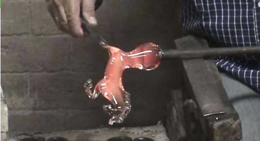  Autors: Fosilija Divu minūšu video, kā uztaisa stikla zirdziņu. Profesionāli!