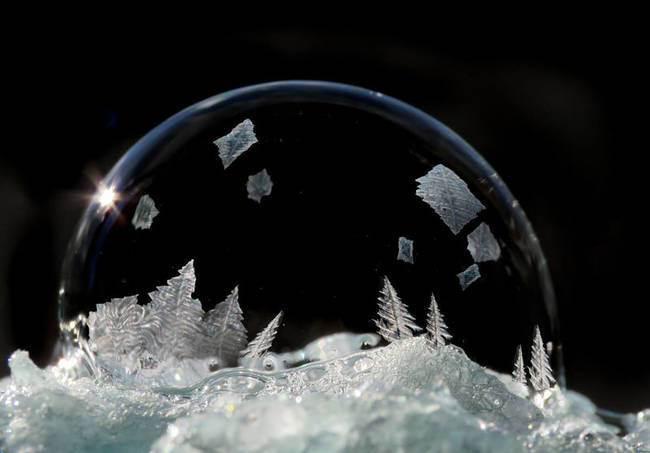  Autors: Fosilija Vai esi iedomājies kādi izskatās saldēti ziepju burbuļi?