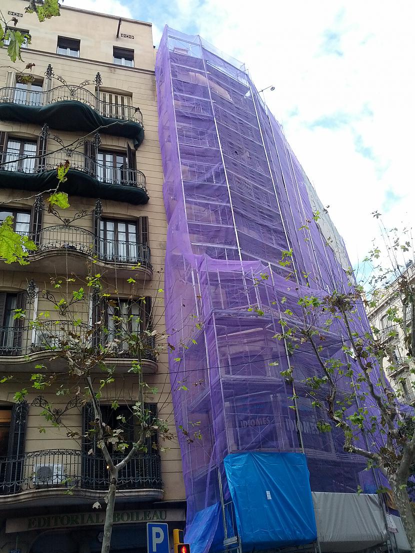 Iepatikās violetie remontdarbu... Autors: Fosilija Katalonija. Barselona. Gaudi. (1. diena)