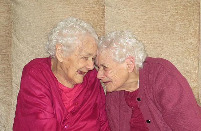 Māsas 103 gadu vecumā Burvīgas... Autors: matilde Pasaulē vecākās dvīnes nosvin 103. dzimšanas dienu!