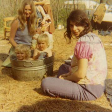 Mātes vanno savus bērnus Autors: kaass 70'tie Amerikā- hipiju laikmets.