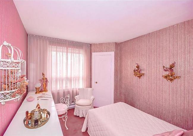 Viesu guļamistaba visa ir rozā... Autors: kaķūns NEUZMINĒSI, kas atrodas šajā mājā!