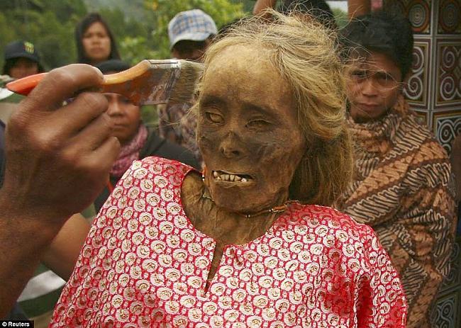 Mirusi sieviete saņem svaigu... Autors: Fosilija Apbedīšanas rituāli Tana Toraja ciematā