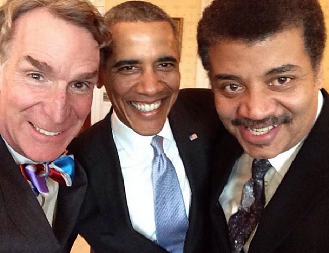 Baraks Obama ASV prezidents... Autors: Lords Lanselots Pēdējo 100 gadu laikā uzņemtie pasaules slavenu cilvēku selfiji!!!