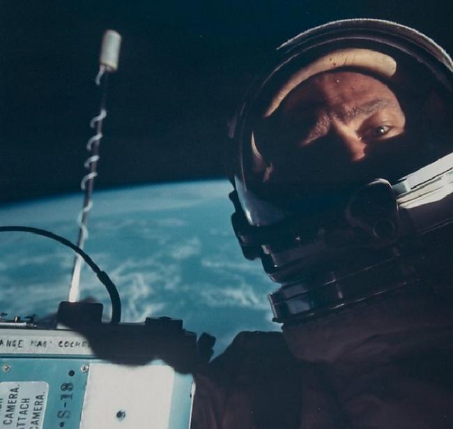 Bazs Oldrins astronauts... Autors: Lords Lanselots Pēdējo 100 gadu laikā uzņemtie pasaules slavenu cilvēku selfiji!!!
