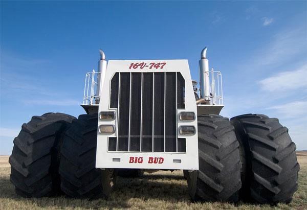 nbsp nbspBig Bud ir aprīkots... Autors: Mao Meow BIG BUD 747 – Pasaulē lielākais lauksamniecības traktors!