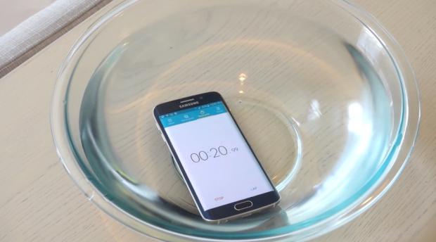Laikam Samsung bija... Autors: Laciz Vai Galaxy S6 Edge ir ūdensizturīgs?