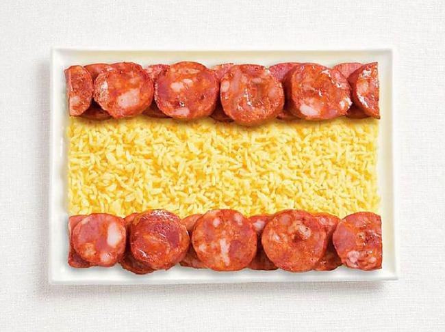 Spānija  Čorizo un rīsi Autors: Lords Lanselots Kā varētu izskatīties Latvijas karogs, veidots no ēdiena?