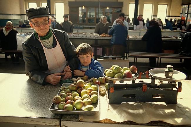 Viļņas tirgus 1990 gada marts Autors: kasītis no simpsoniem D Padomju veikali. Plauktos tukšums, sejā skumjas