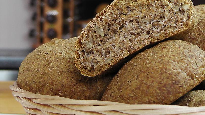 Kviescaronu kliju maizītes ar... Autors: Video Virtuve Kviešu kliju maizītes ar saulespuķu sēkliņām