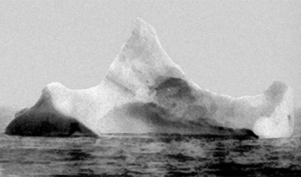 Aisbergs ar kuru sadūrās... Autors: siiem Nedzirdēti fakti par Titāniku