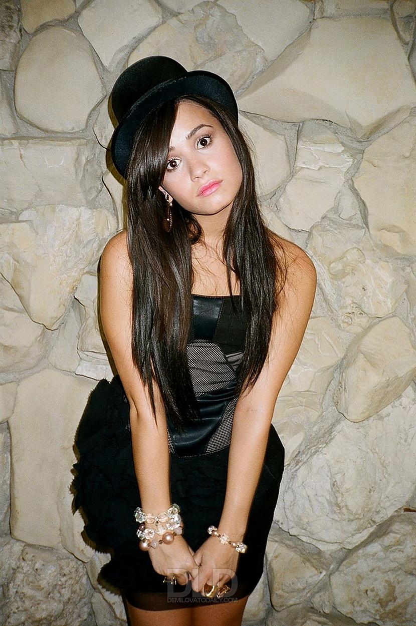 2009 gadsSkaista Autors: Broken Valentine Heart Demija Lovato , gadu gados.