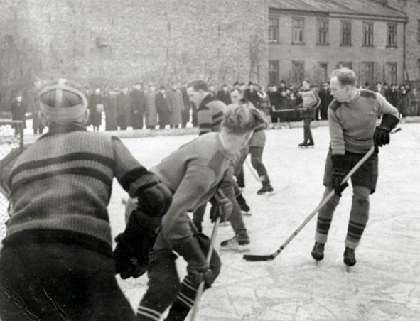 Sākums kā vienmēr ir grūts... Autors: GargantijA Kā latvieši hokeju spēlēt sāka…