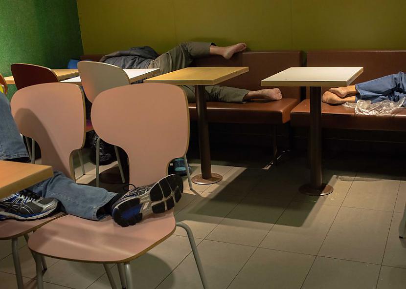  Autors: matilde McDonald's restorāns = Bezpajumtnieku miteklis Hong Kongā.