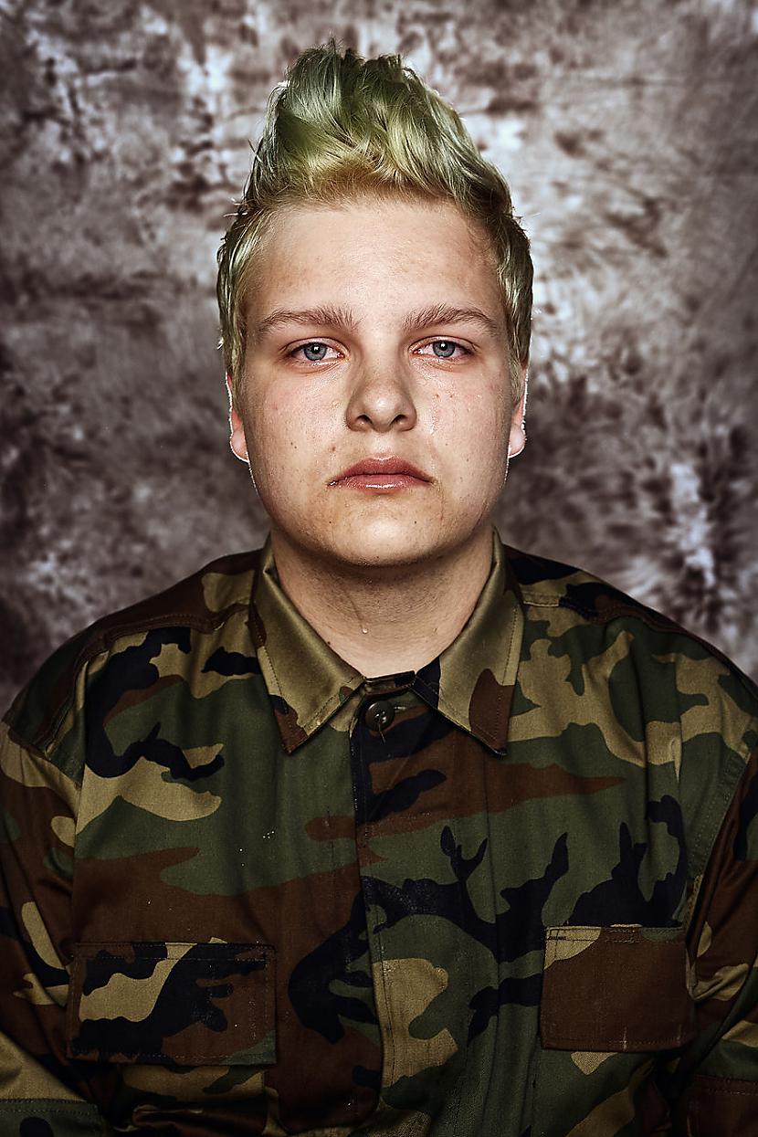 Justas 18 gadi Patiesais spēks... Autors: matilde Obligātais militārais dienests - jaunieši raud!