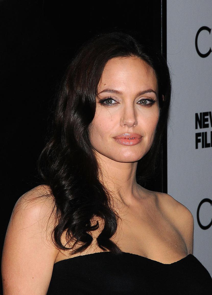  Autors: Fosilija Angelina Jolie 10